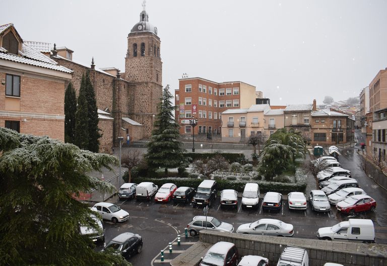 Sal, limpieza y amplio operativo frente a la nevada matinal en Puertollano