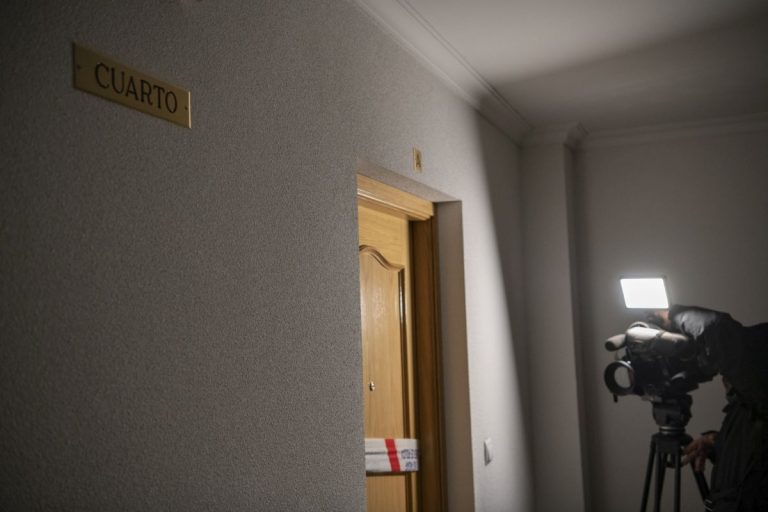 Partidos políticos e instituciones condenan el asesinato machista en Puertollano