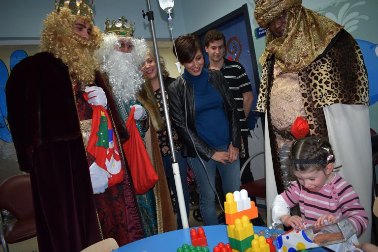 Puertollano: Inolvidable visita de los Reyes Magos a los niños del Hospital Santa Bárbara