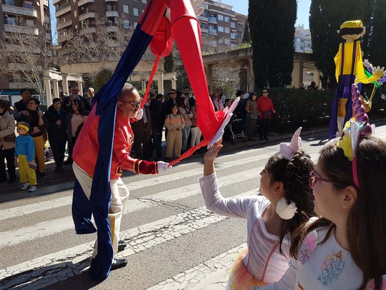 Ambientazo carnavalero en el desfile de carrozas de Puertollano