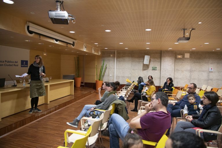 La asociación Caracolín ofrece una charla sobre educación activa en la Biblioteca