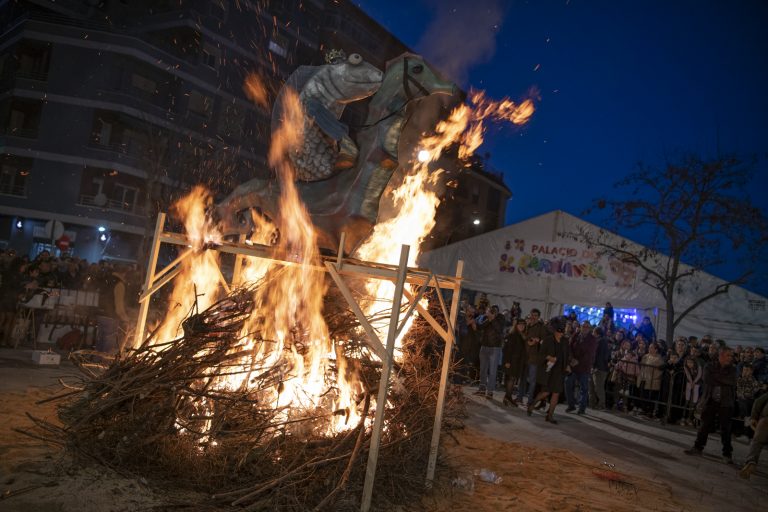 Ciudad Real: Un Juan II <i>asardinado</i> arde frente a la Carpa de Carnaval