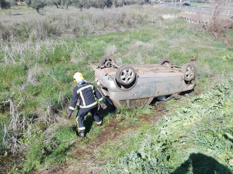 Herido un hombre tras volcar su vehículo en el puente de la ermita de Picón