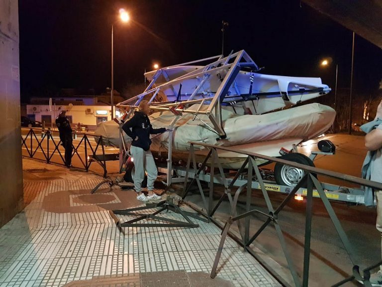 Puertollano: Un remolque con una embarcación impacta contra las vallas del puente de la Virgen de Gracia
