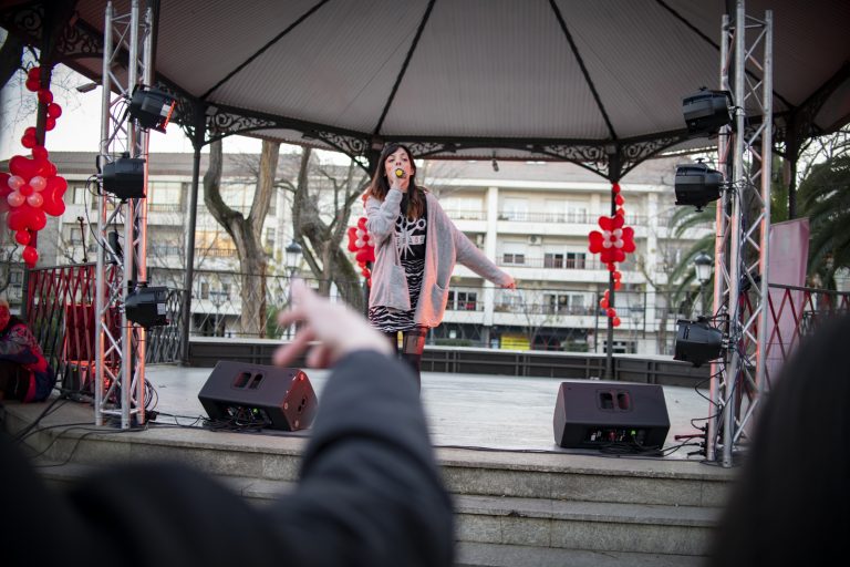 Una veintena de jóvenes se retan en la ‘Bastaya de Gallos’ contra los mitos del amor romántico
