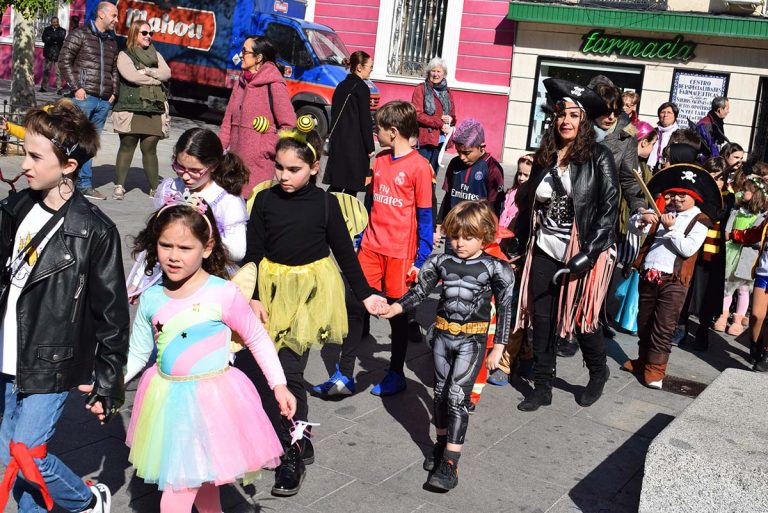 Puertollano: Alumnos de los colegios Gonzalo de Berceo y Jiménez de Avendaño anuncian la llegada del carnaval