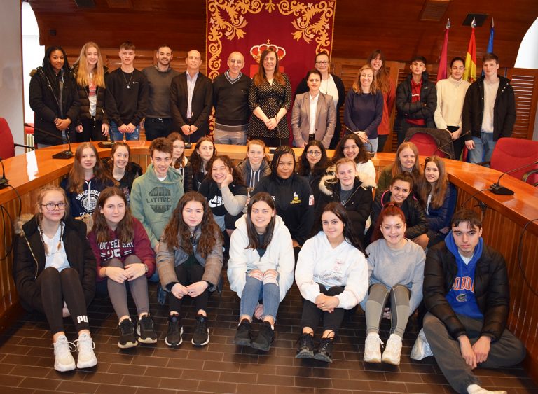 Puertollano: Alumnos ingleses de intercambio con el colegio Salesiano visitan el Ayuntamiento