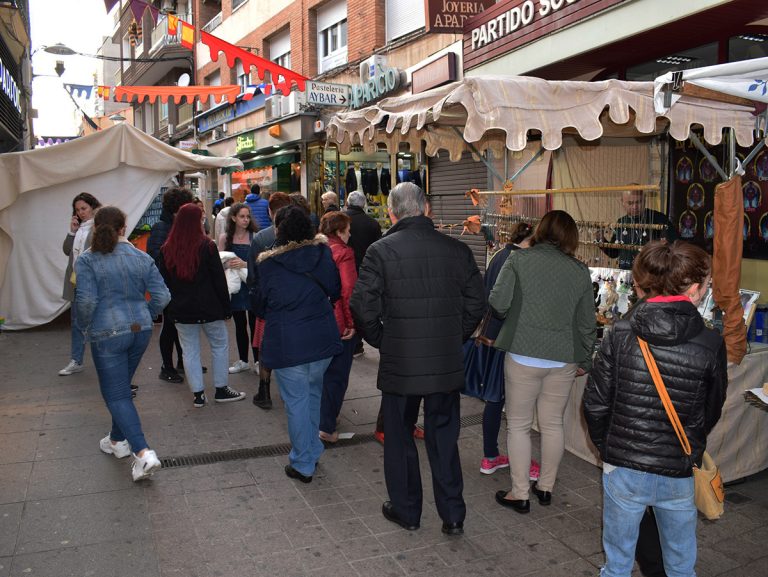 El Mercado de la Independencia llena de público el centro de Puertollano