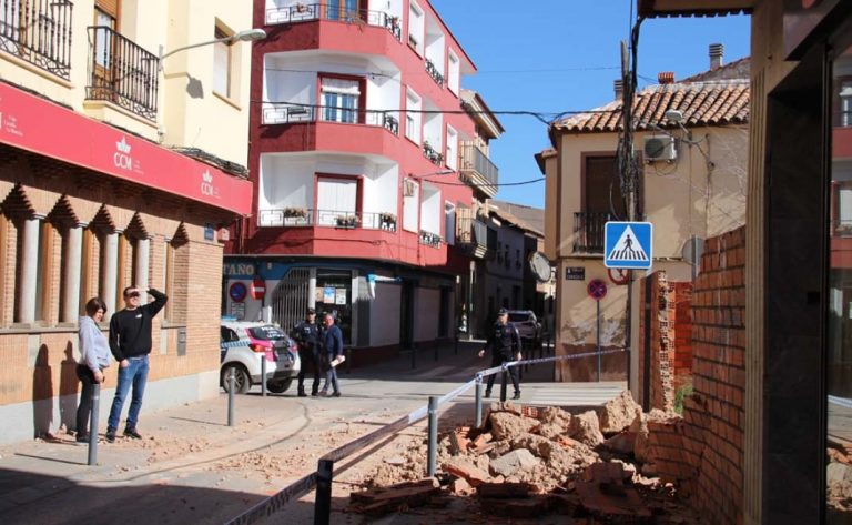 Cae un muro de ladrillo en pleno centro de La Solana