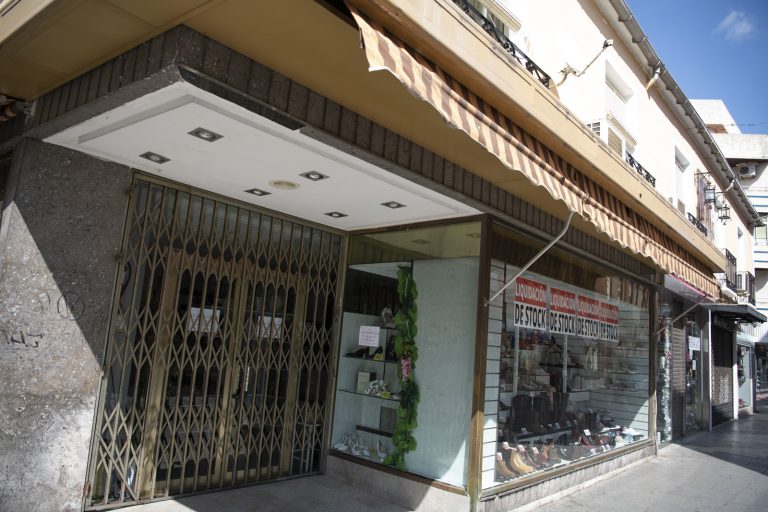 “Nos toca ser responsables”: Un gran número de comercios se suman a los cierres para prevenir contagios