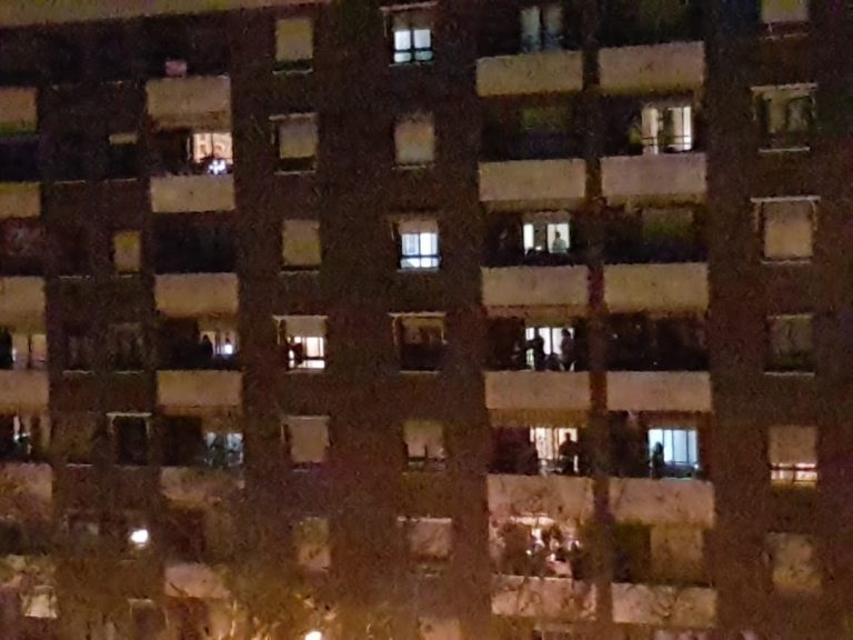 Puertollano: Himno nacional, música y vítores por los paladines de la sanidad pública