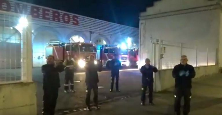 Héroes que aplauden a héroes: Los bomberos de Ciudad Real encienden sus sirenas en apoyo a las residencias de mayores