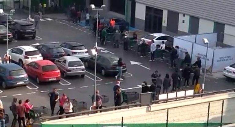 Colas históricas y aglomeraciones en los supermercados de Ciudad Real y Puertollano