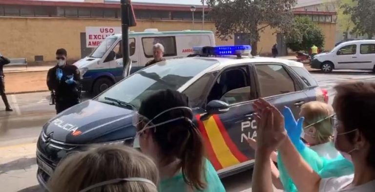 Histórica visita de la Policía Nacional a los sanitarios de Puertollano: «Vuestro esfuerzo es el más importante»