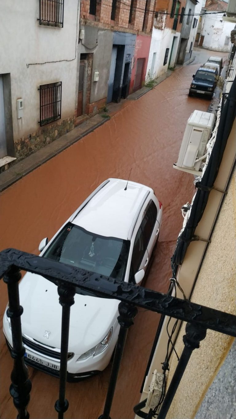 Una fuerte tormenta anega el casco de Carrizosa, donde aguantó el nuevo canal, aunque se desbordó por el fuerte arrastre