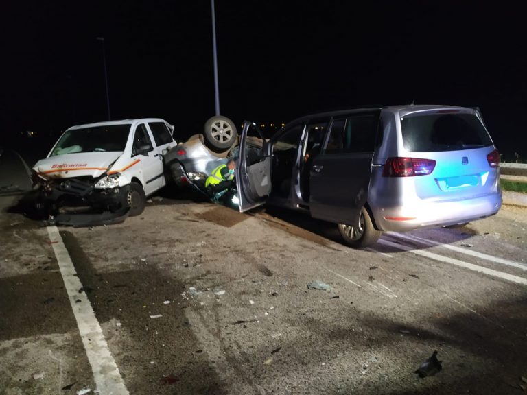 Un fallecido y un herido tras colisionar una furgoneta y dos vehículos en la A-43 en Ciudad Real