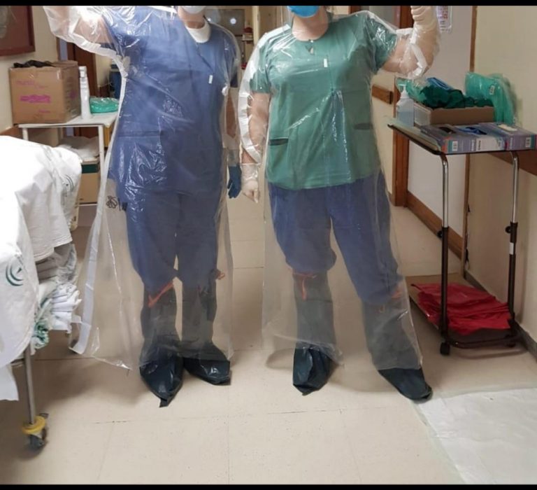 Un vecino reparte cerca de 450 batas de plástico que envían desde Berja (Almería), “impactados” por las condiciones en que trabajan los sanitarios en Ciudad Real