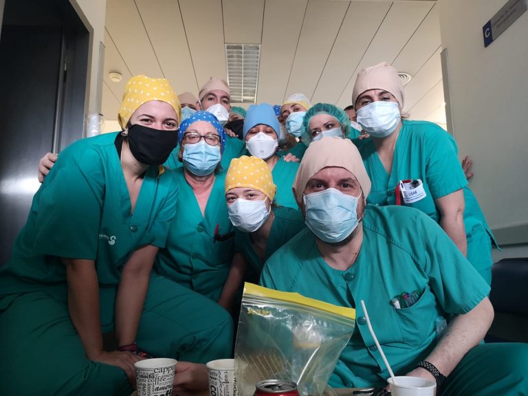 Los coloridos gorros de tela de Cabezarados llegan al Hospital de Ciudad Real