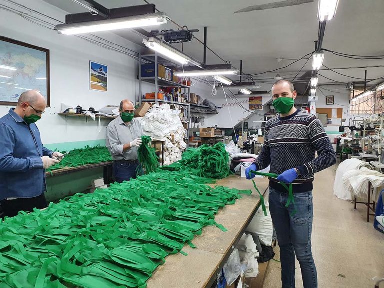La fábrica textil Cotherga y costureras del Campo de Montiel fabrican más de 50.000 mascarillas para los hospitales de la provincia