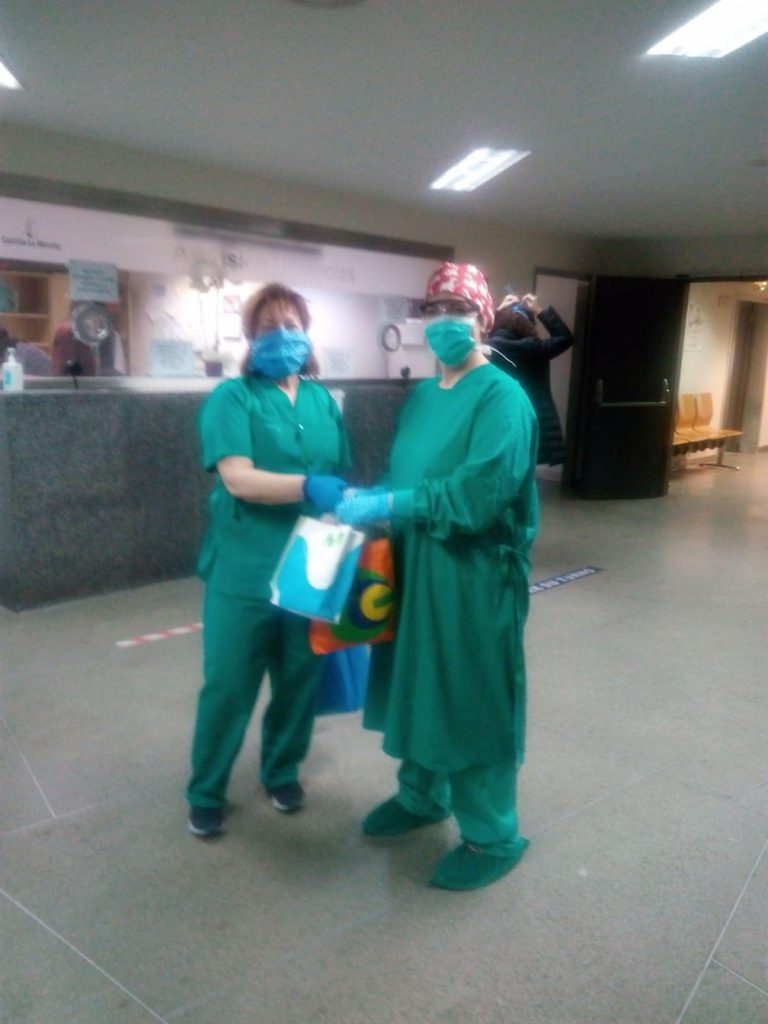 Siete mujeres de Los Cortijos han confeccionado para los trabajadores del Hospital casi doscientos gorros de tela