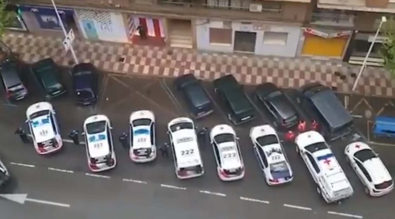 Así reaccionó la Policía Local de Puertollano al escuchar el himno nacional desde un balcón
