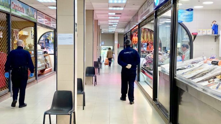 Restricciones de aforo y accesos por COVID-19 en el mercado de abastos de Puertollano