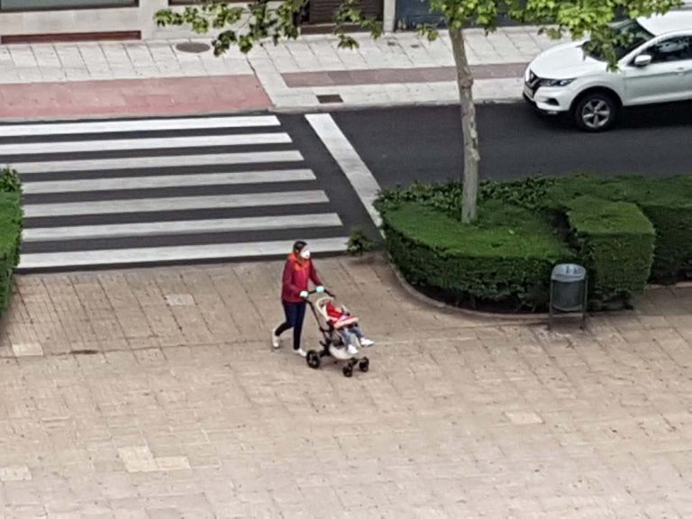 El Gobierno dice que las familias han cumplido las medidas para pasear con niños «con carácter general»