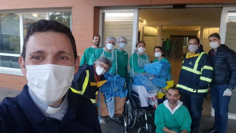 Puertollano: Un emotivo reparto de material sanitario culmina el trabajo solidario de más de cien puertollaneros