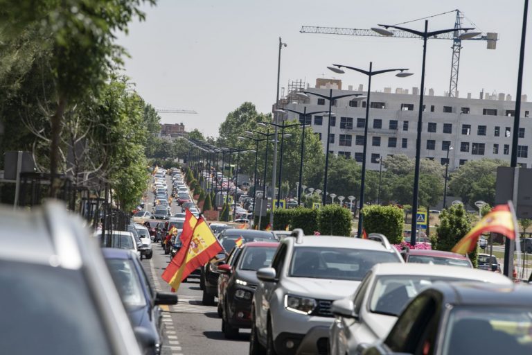 Cientos de vehículos se suman en Ciudad Real a la protesta contra el Gobierno convocada por VOX