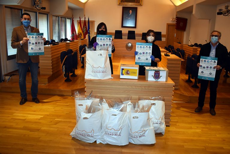 Ciudad Real: El Ayuntamiento entrega material de protección a asociaciones empresariales para que lo hagan llegar a los comerciantes