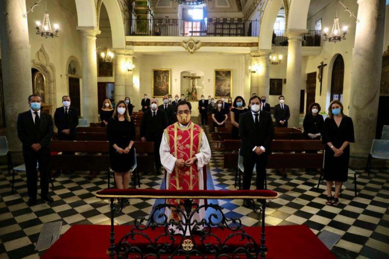 El PP-CLM, con Paco Núñez a la cabeza, rinde homenaje a los fallecidos a causa de la pandemia con motivo del Día de la Región