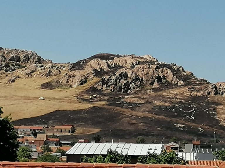 Puertollano: Cuatro medios y doce personas trabajan en la extinción de un incendio en el cerro del Tío Pedrillo
