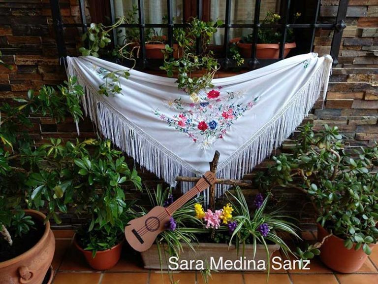 Piedrabuena responde con la creación de más de 350 cruces de mayo en balcones y ventanas tras la suspensión de la Fiesta