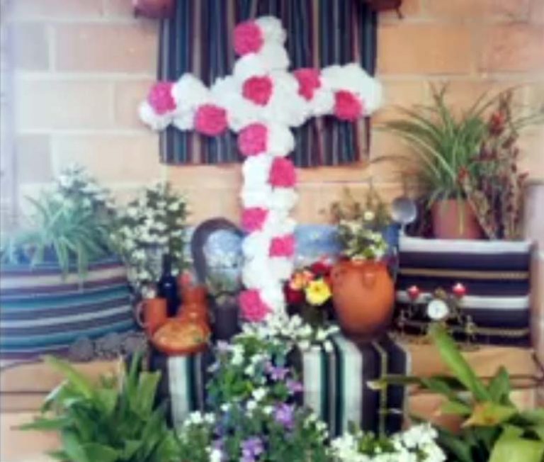 Puertollano: Los cofrades de la Vera Cruz preservan la tradición de las cruces de mayo en pleno confinamiento