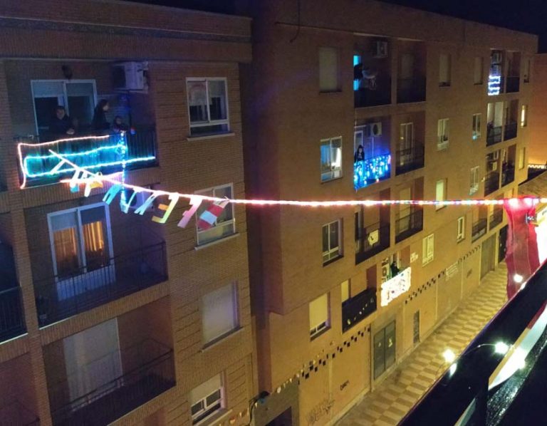 Puertollano vive su Feria de Mayo desde el balcón con emotivos «encendidos» y pregones
