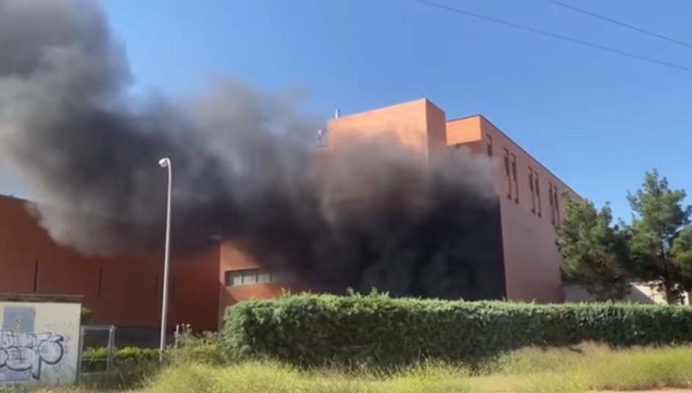 Extinguido tras más de cuatro horas de trabajos el incendio del hospital de Hellín