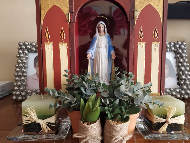 Vecinos de Las Casas celebran la festividad de la Milagrosa con altares en sus viviendas