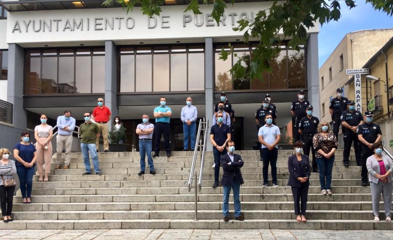 Un emotivo minuto de silencio en Puertollano por las víctimas de COVID-19