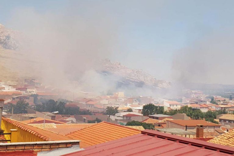 Trasladado al hospital un miembro de la patrulla forestal tras resultar afectado en el incendio de Puertollano