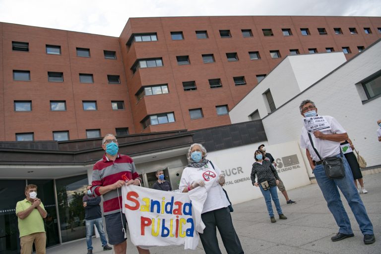 Medio centenar de personas se concentra en defensa de la sanidad pública a las puertas del Hospital de Ciudad Real