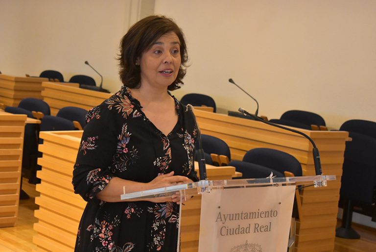 Pilar Zamora muestra su apoyo a los trabajadores de La Tribuna