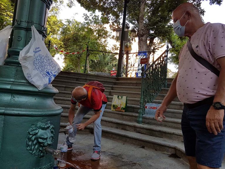 Puertollano: Vuelven los aguagrieros a la fuente bajo un doctor Limón con mascarilla