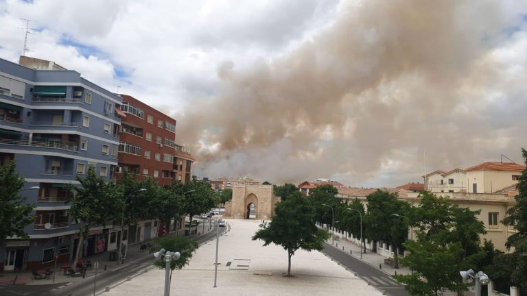 Tres medios y nueve personas actúan en la extinción de un incendio en  Ciudad Real