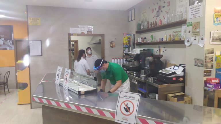 Primer día de apertura en la desescalada de una churrería de Ciudad Real