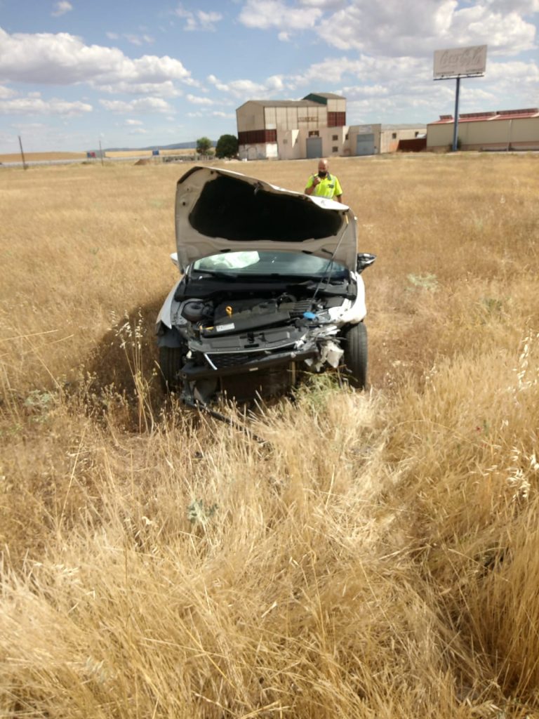 Un fallecido y un herido tras una colisión frontal en una calle de Poblete