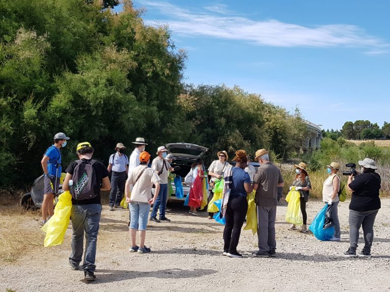 Voluntarios de SEO/BirdLife y SOLMAN recogen gran cantidad de basura del embalse del Vicario