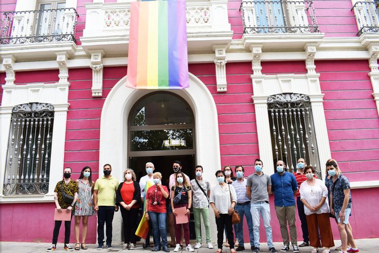 Puertollano iza la bandera arcoiris de la igualdad, diversidad e inclusión