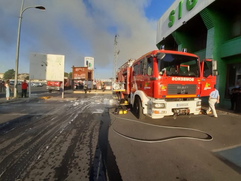 Ciudad Real: Los bomberos actúan en la extinción de un incendio en la nave de maderas Calatrava de la carretera de Carrión