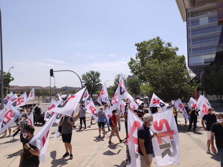 El Sindicato de Trabajadores de Repsol se concentra para reclamar más protección para los empleados
