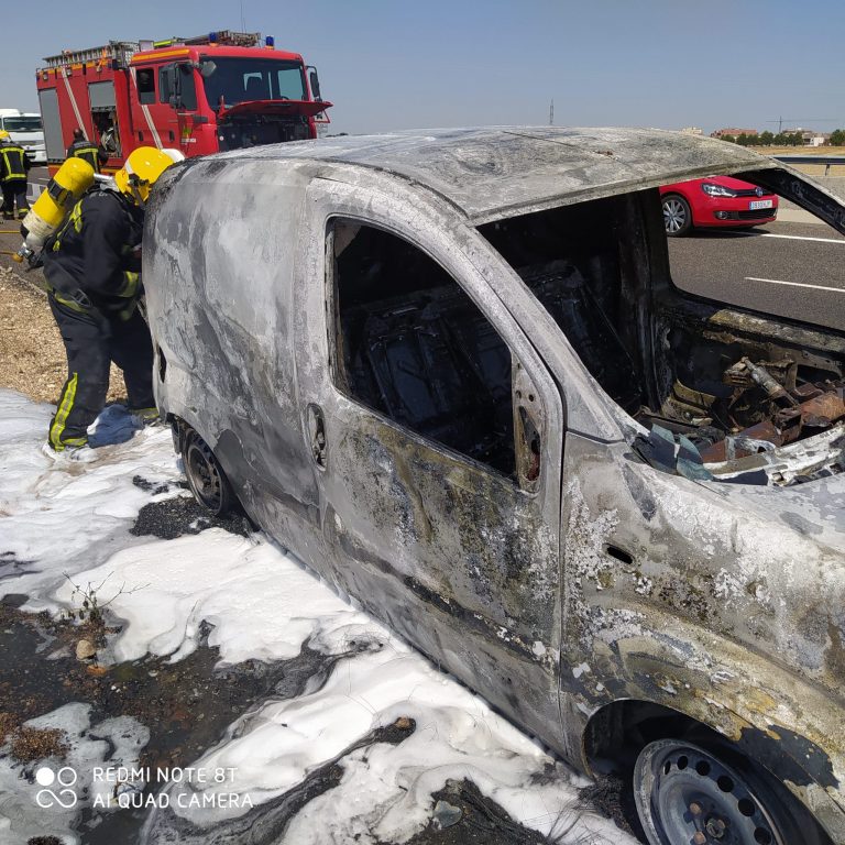 Incendio de una furgoneta en la autovía A-41